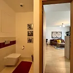 2 In 1 Building 公寓